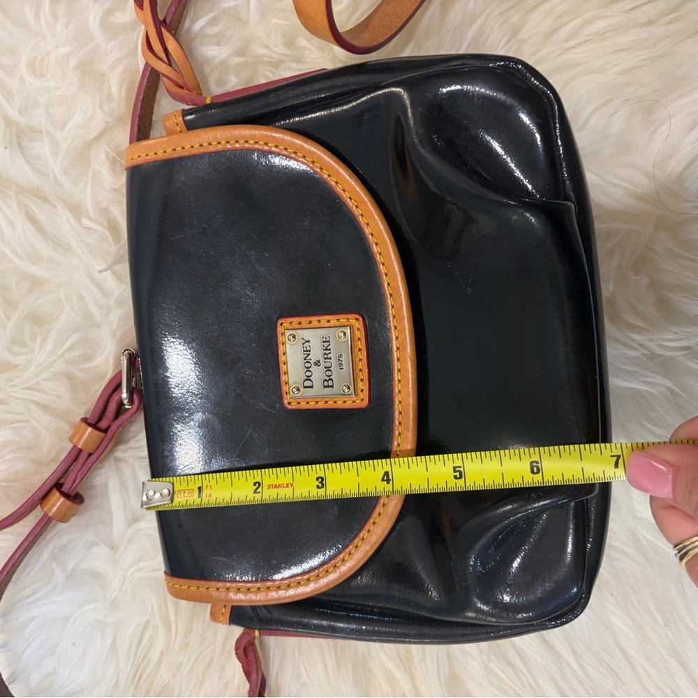Y2K Dooney & Bourke Black Patent Leather Crossbody Bag with Tan Trim and strap - Picture 5 of 6